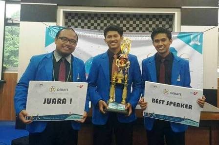 Tim FH UII Sabet Juara Debat Ilmiah Nasional MIC-EDUFAIR UNS