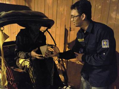 LEM UII Bagikan Makan Sahur untuk Pekerja Jalanan dan Tukang Becak di Malioboro