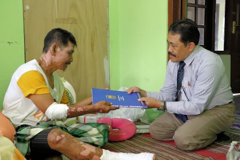 UII Beri Santunan Mahasiswa Korban Musibah Kebakaran