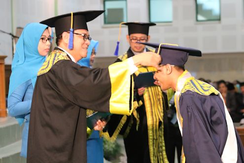 272 Wisudawan UII Raih Predikat Cumlaude