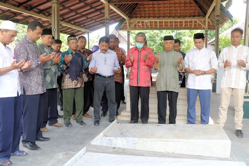 Sivitas Akademika Berziarah dan Napak Tilas Makam Tokoh UII