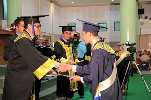 350 Wisudawan UII Raih Predikat Cumlaude