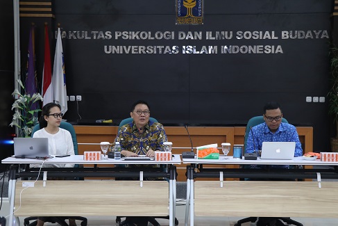 INDEF School of Political Economy Berlangsung di UII