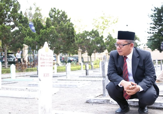 Peringati Hari Pahlawan, Pimpinan UII Ikuti Upacara dan Ziarah ke Makam Pendiri