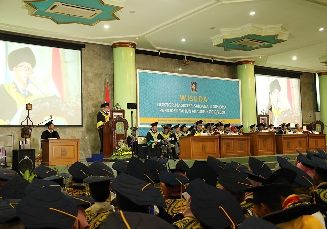 Dua Mahasiswi dari Thailand Diwisuda