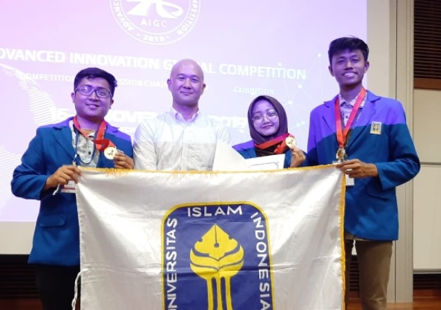 Mahasiswa Farmasi UII Cetak Prestasi Internasional