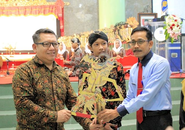 Membangun Karakter Melalui Budaya