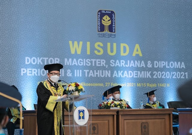 Rektor UII: Wisudawan Jangan Lupa Bahagia dan Bersyukur