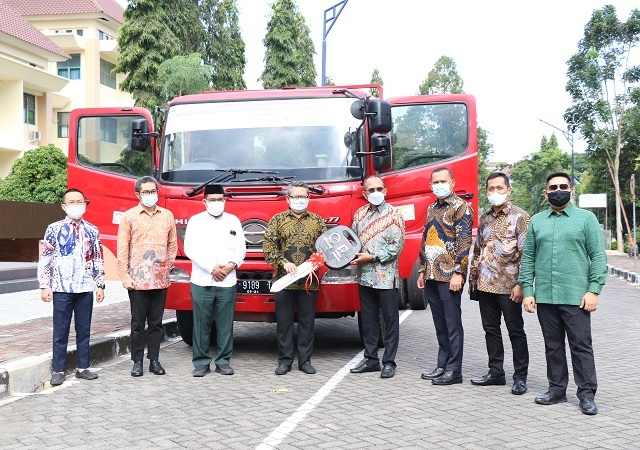 UII Mendapat Hibah Head Truck dari PT Elnusa Petrofin