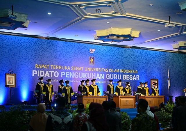 Tiga Guru Besar UII Sampaikan Pidato Pengukuhan