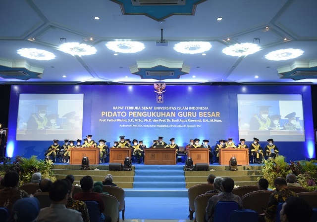 Dua Dosen UII Dikukuhkan Sebagai Guru Besar
