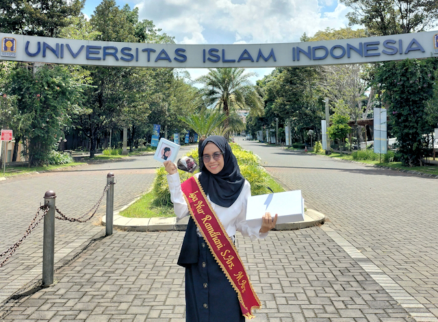 Aktif Berorganisasi dan Mengabdi, Tak Halangi Iga Raih Summa Cumlaude
