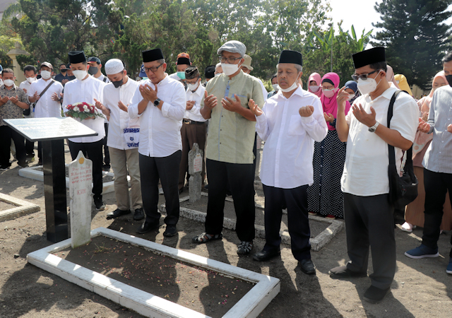 Sivitas UII Napak Tilas Pusara Leluhur dan Tokoh Pendiri