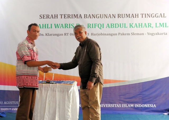 Apresiasi Pendiri, YBW UII Serahkan Rumah Tinggal ke Ahli Waris
