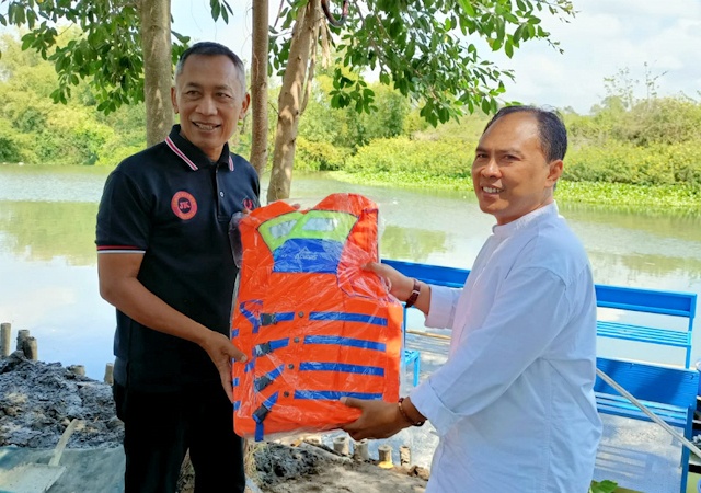 Serahkan Bantuan Kapal Wisata, DPPM UII Dukung Pengembangan Taman Opak