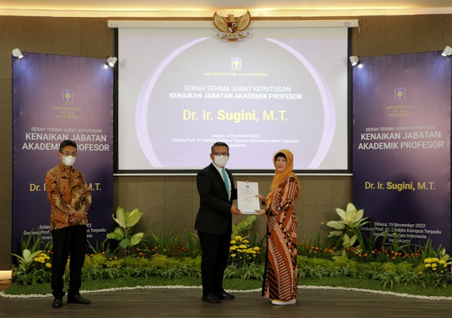 Prof. Dr. Sugini, Guru Besar Perempuan Pertama di FTSP UII