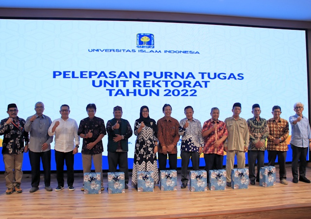 UII Lepas dengan Hormat Tendik Purna Tugas