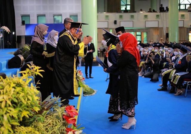 Di Wisuda UII, Rektor Ingatkan Pentingnya Merawat Selera Humor