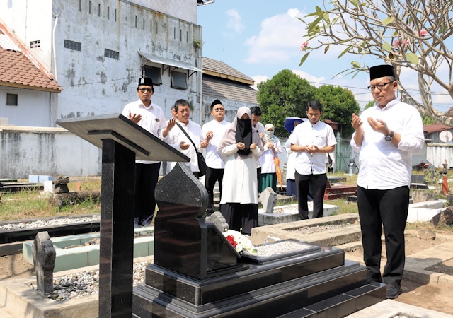 Sivitas UII Napak Tilas Pusara Leluhur dan Tokoh Pendiri