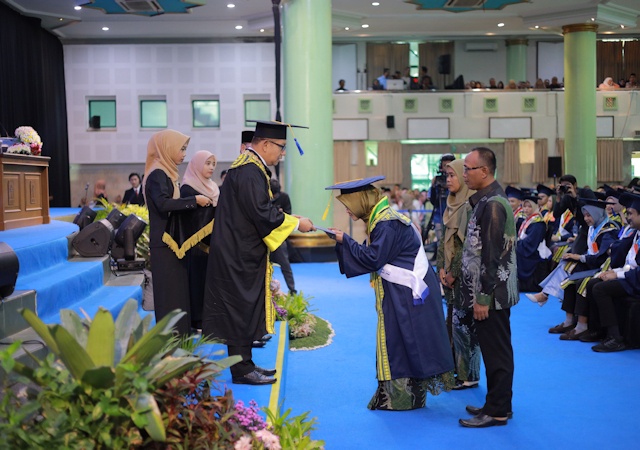 Wisuda 820 Lulusan, Rektor UII Ingatkan untuk Jaga Relevansi