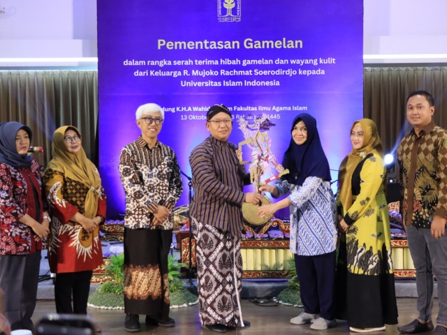 UII Mendapat Hibah Gamelan dan Wayang Kulit 