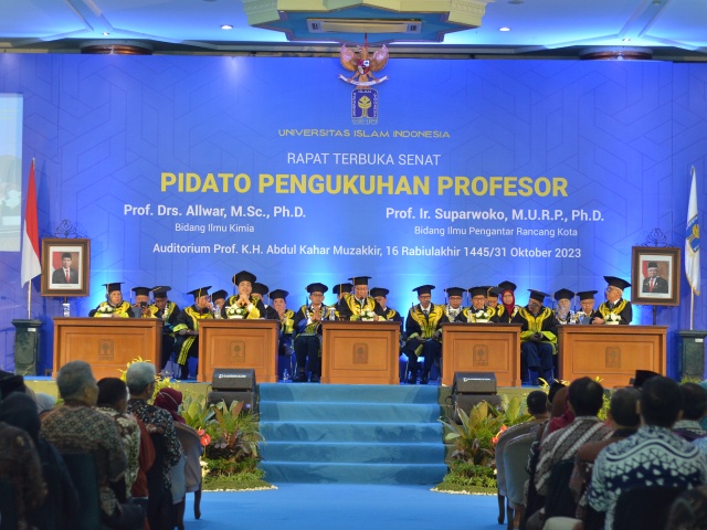 Dosen UII Dikukuhkan Sebagai Profesor Ilmu Kimia dan Ilmu Pengantar Rancang Kota