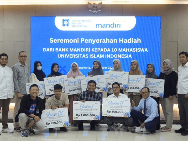 Mahasiswa UII Mendapat Hadiah dari Bank Mandiri