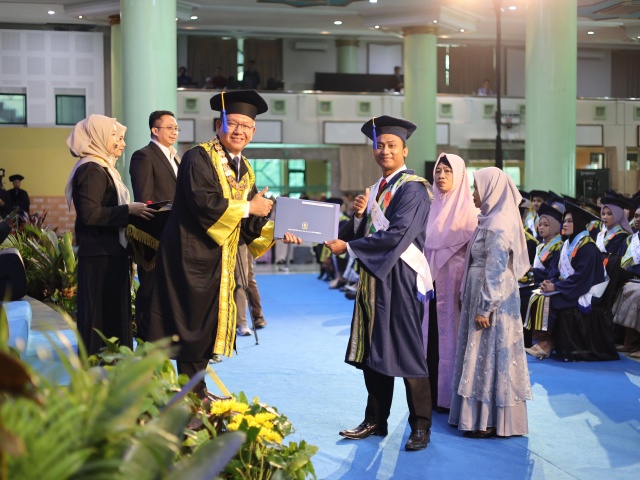 Rektor UII Mewisuda 717 Lulusan