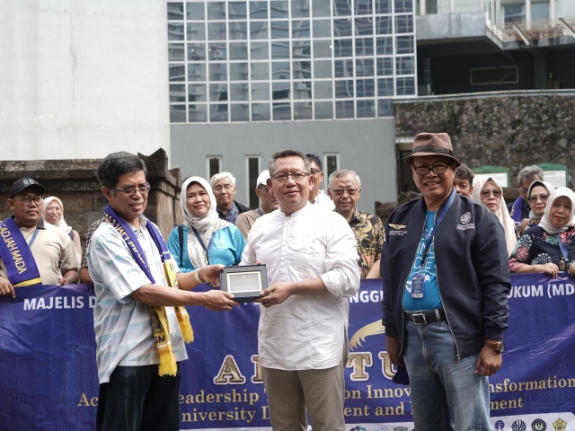 Majelis Dewan Guru Besar PTNBH Kunjungi Candi Kimpulan UII