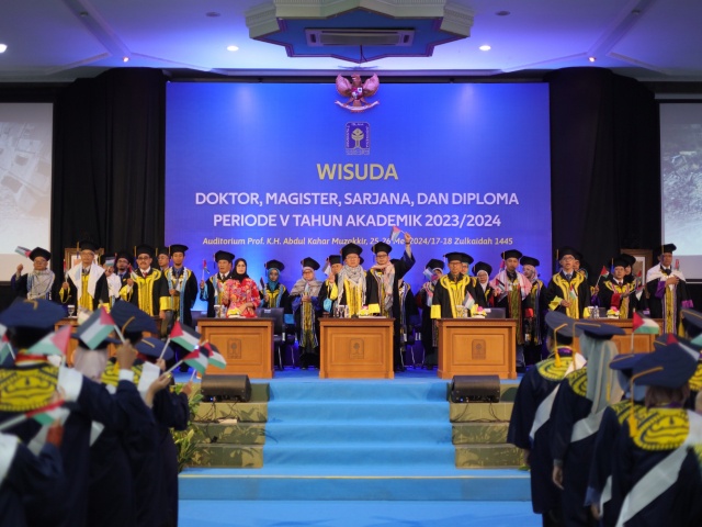UII Tunjukan Empati atas Penjajahan di Palestina pada Pelaksanaan Wisuda