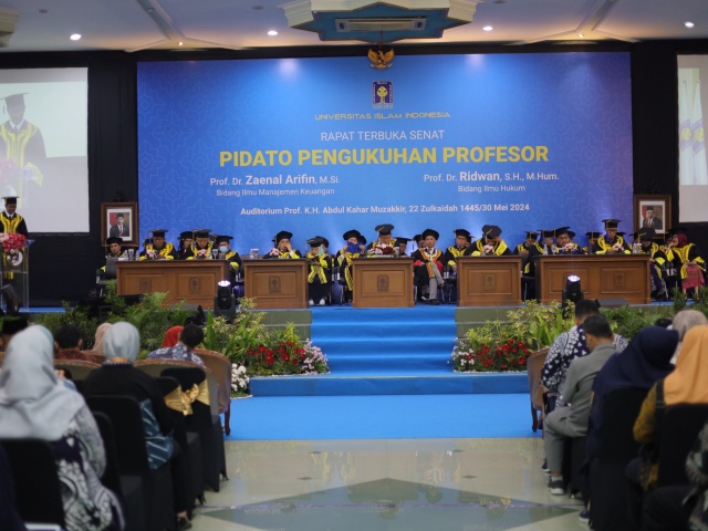 UII Kukuhkan Profesor Bidang Ilmu Manajemen Keuangan dan Ilmu Hukum Administrasi Negara