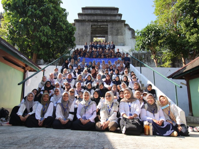 Tenaga Pendidik dan Tenaga Kependidikan UII Ziarah ke Makam Pendiri