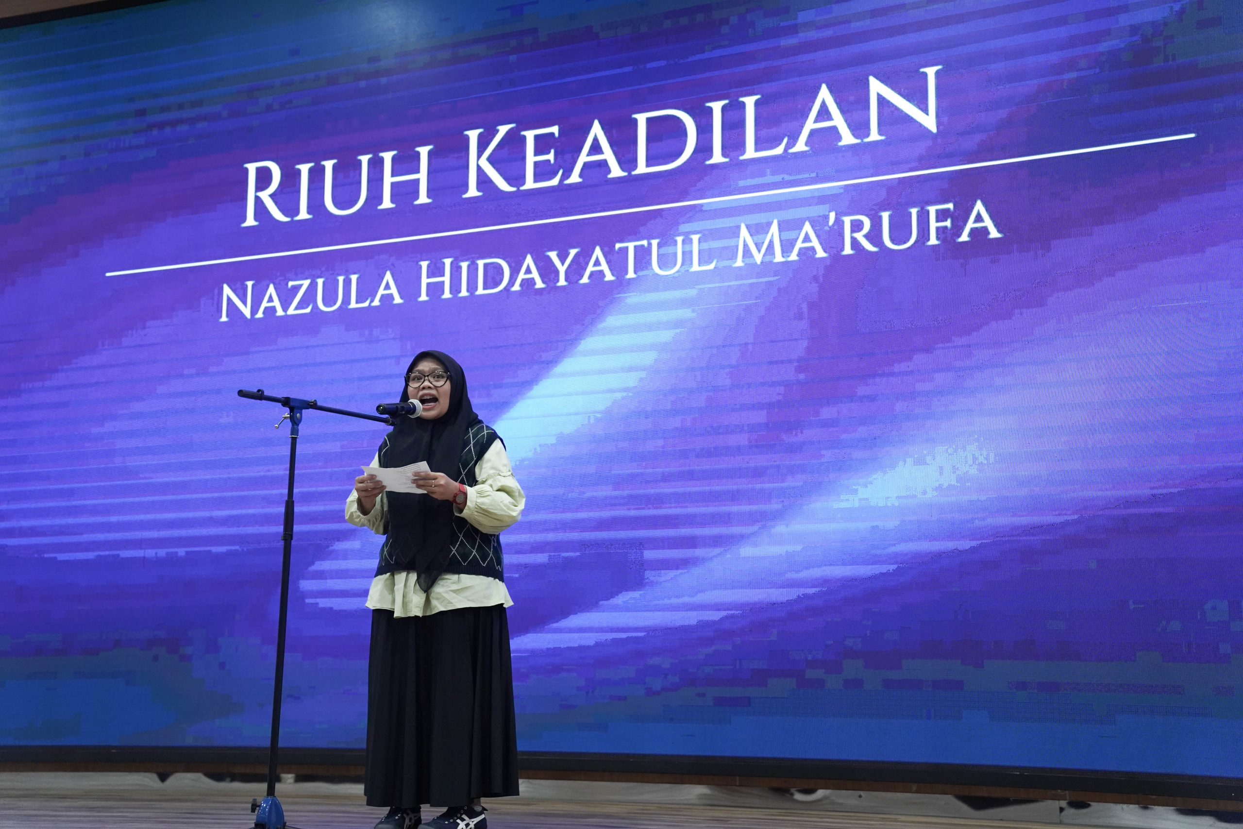 U uxlab yotgan ayolni sikadi va u uygonadi.