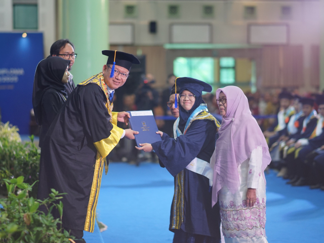 Rektor UII Berbagi Manfaat Humor Kepada Wisudawan Baru