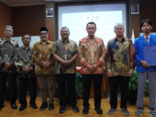YBW UII dan UII Berikan Beasiswa untuk Siswa SMA UII