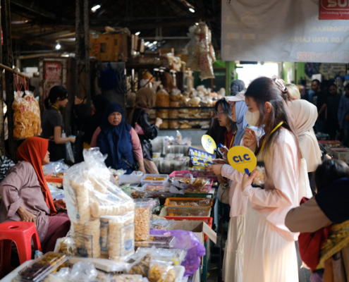 Jelajah pasar tradisional bersama mahasiswa internasional UII