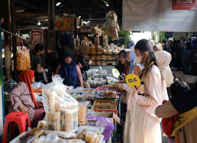 CLC UII Ajak Mahasiswa Internasional Jelajah Pasar Tradisional