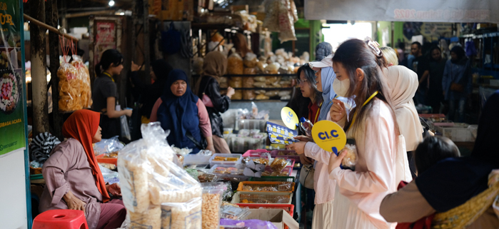 Jelajah pasar tradisional bersama mahasiswa internasional UII
