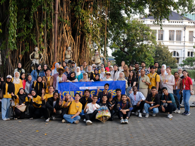 CLC UII Ajak Mahasiswa Internasional Jelajah Pasar Tradisional