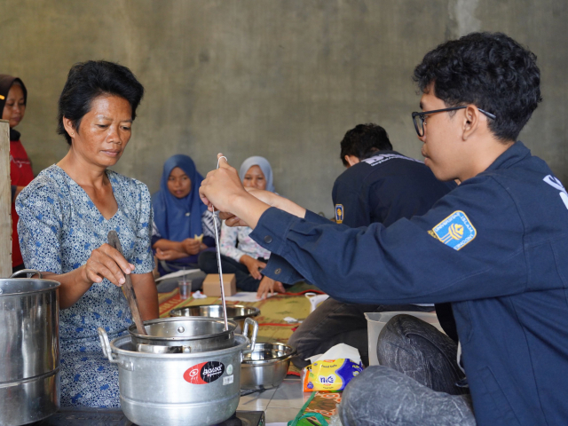 Mahasiswa UII Dorong Ekonomi Desa Lewat Pelatihan CPPOB dan Bolu Susu