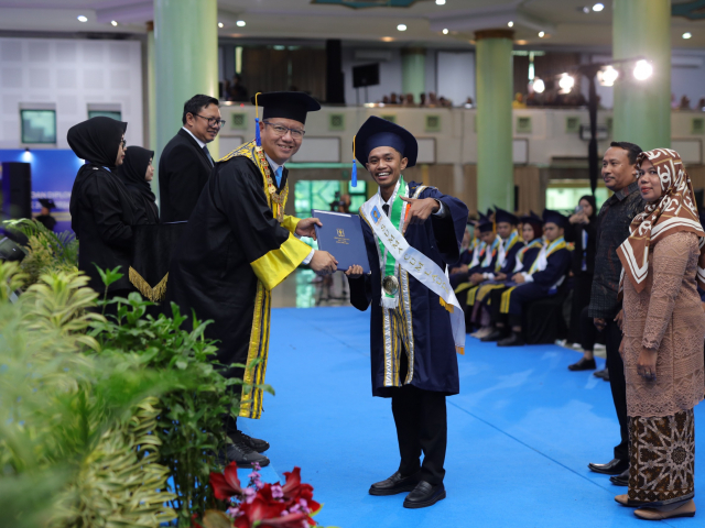 UII Wisuda 1.419 Lulusan, Rektor Tekankan Pentingnya Kolaborasi Lintas Disiplin