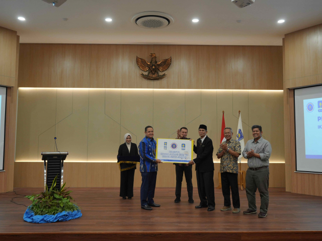 DPP IKA UII Salurkan Beasiswa untuk Dukung Prestasi Siswa SMA UII