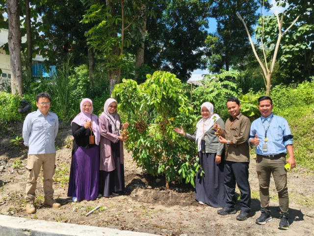 UII Terima Bantuan Lima Pohon Kelengkeng dari Telaga Nursery