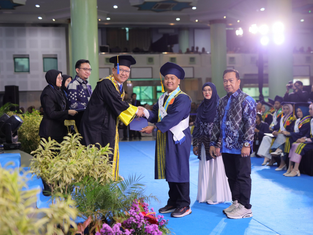 Wisudawan Baru UII Didorong Mengasah Empati dan Integritas
