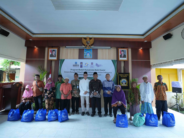 UII Gelar Bedah Rumah dan Bakti Sosial pada Milad Ke-83