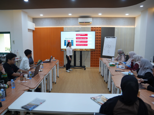 Kuliah Umum Visiting Professor MIKOM UII Soroti Media Activism dan Era Citizen Journalist