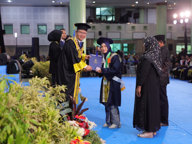 UII Wisuda 766 Lulusan: Tekankan Integritas, Empati, dan Semangat Bertumbuh