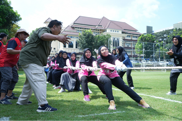 Milad UII Tarik Tambang