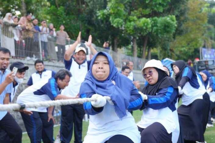 Milad UII Tarik Tambang