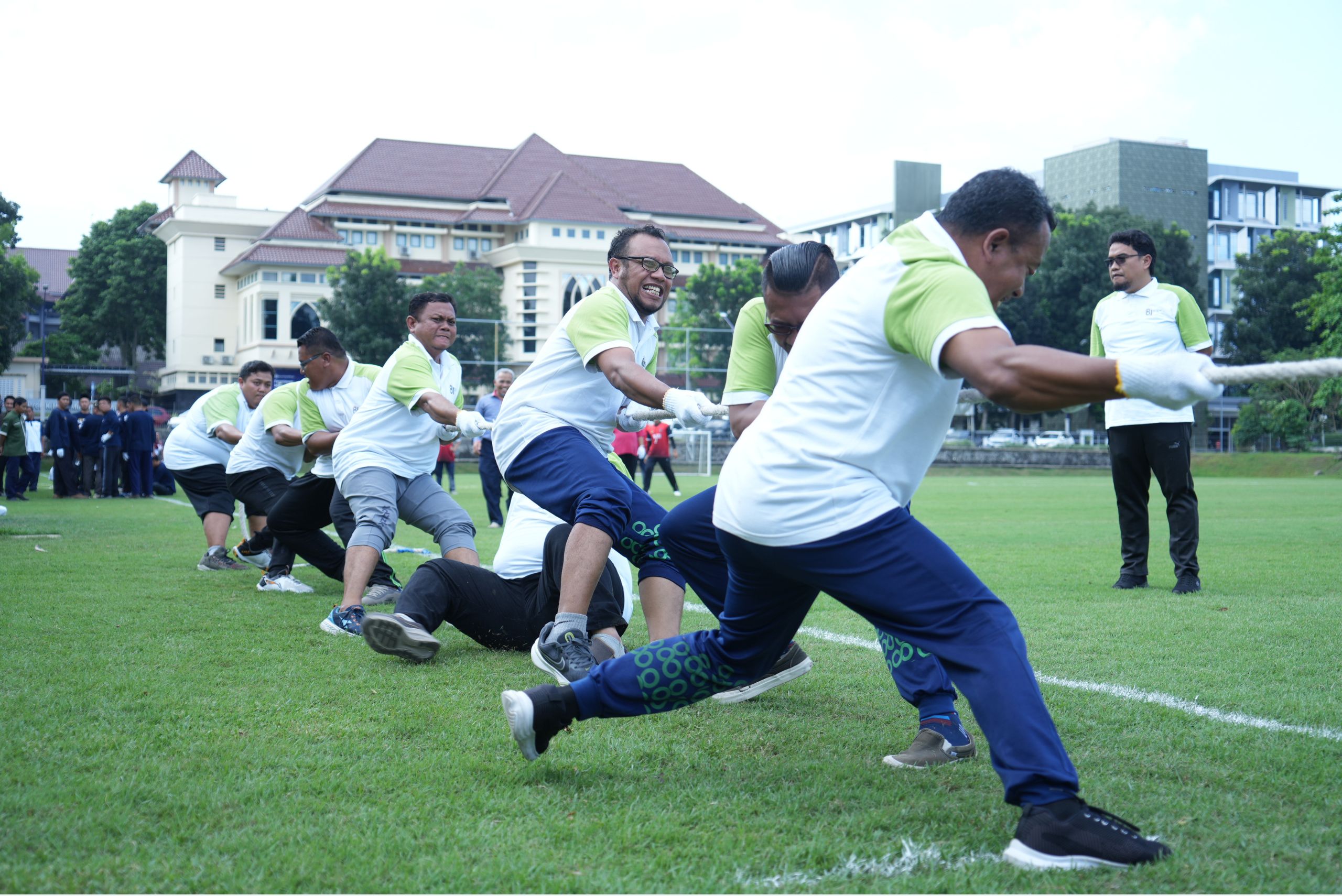 Milad UII Tarik Tambang